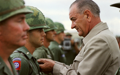 Prezydent Stanów Zjednoczonych Lyndon B. Johnson dekoruje medalami amerykańskich żołnierzy podczas w