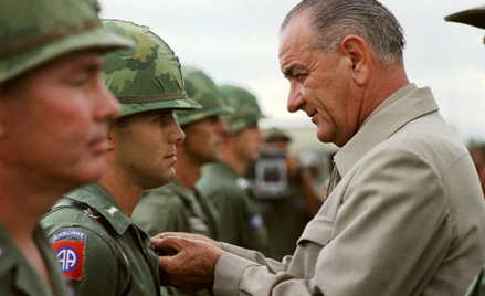 Prezydent Stanów Zjednoczonych Lyndon B. Johnson dekoruje medalami amerykańskich żołnierzy podczas w