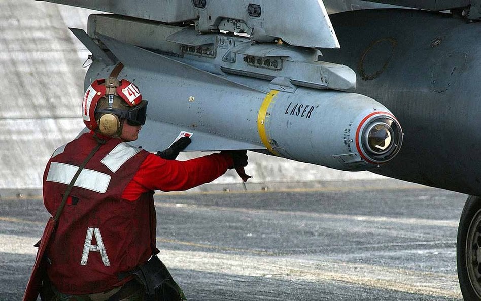 Kierowany półaktywnie laserowo pocisk AGM-65E Maverick. Fot./US Navy.