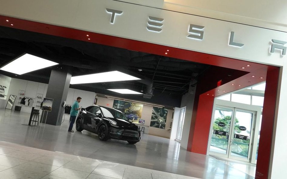 Tesla z kapitalizacją 1 bln dolarów