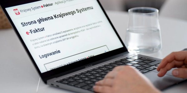 KSeF wkracza do tysięcy małych firm. Polacy szukają informacji w sieci