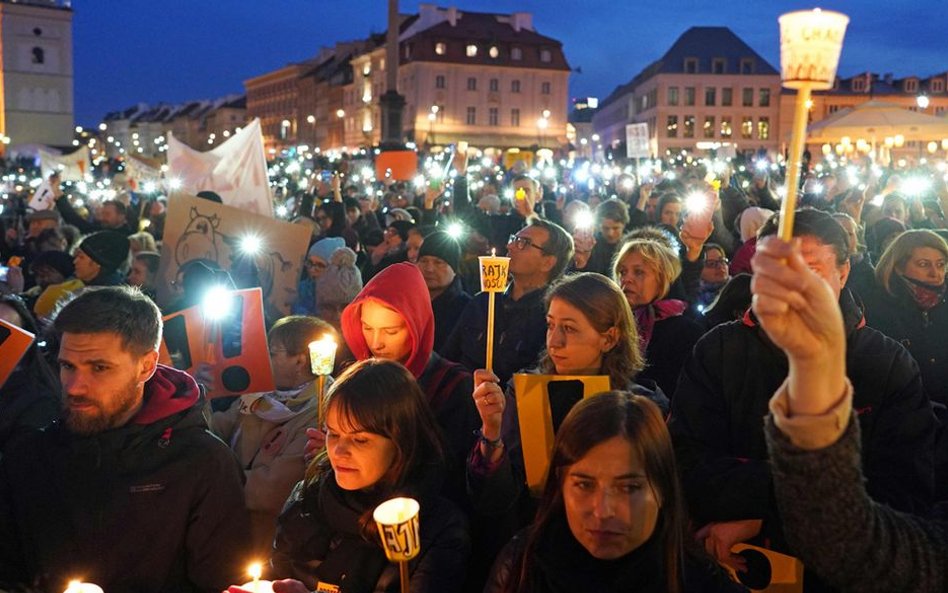 Światełko dla nauczycieli. 12 kwietnia, plac Zamkowy w Warszawie