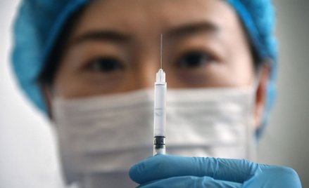 Pielęgniarka z Chin ze szczepionką na COVID