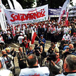 W Szczecinie przed bramą stoczni zebrali się m.in. stoczniowcy, kolejarze i marynarze
