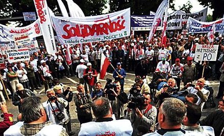 W Szczecinie przed bramą stoczni zebrali się m.in. stoczniowcy, kolejarze i marynarze