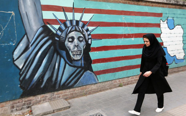 "Śmierć Ameryce" i spalona flaga USA w parlamencie Iranu