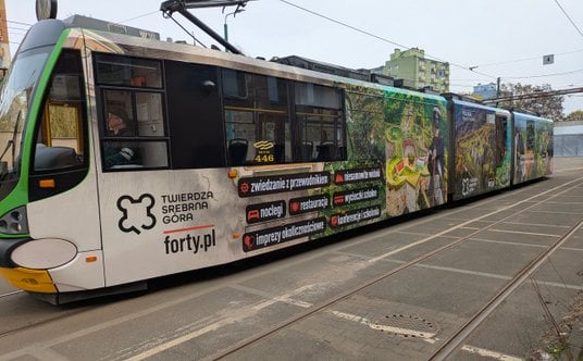 Po Poznaniu jeździ tramwaj pokazujący jaką atrkacją jest Twierdza Srebrna Góra na Dolnym Śląsku