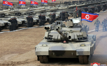 Zdjęcie, które ma dowodzić, że Kim Dzong Un usiadł za sterami czołgu