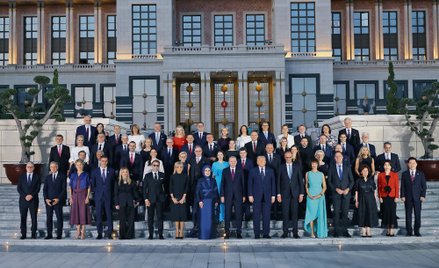 Wspólne zdjęcie na początek szczytu w Ankarze. Państwo Nawroccy obok państwa Zełenskich. Przypadek?