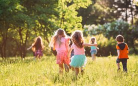 „Bajki na trawie”: Wakacyjny cykl spektakli plenerowych dla dzieci na Ursynowie rusza 6 lipca / zdję