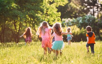 „Bajki na trawie”: Wakacyjny cykl spektakli plenerowych dla dzieci na Ursynowie rusza 6 lipca / zdję