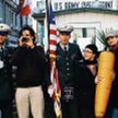 ekipa „Królika po berlińsku“: Piotr Rosołowski, Anna Wydra i Bartek Konopka na Checkpoint Charlie.