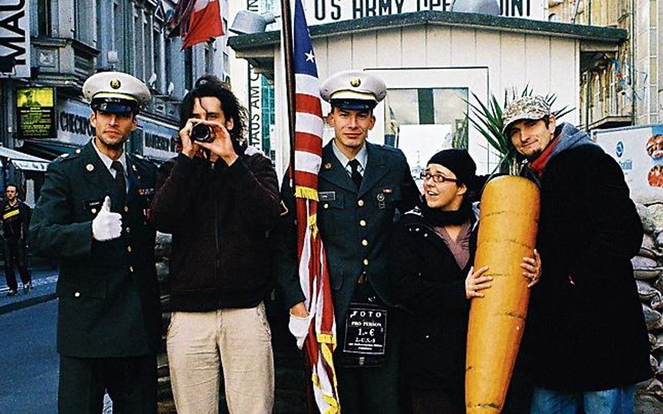 ekipa „Królika po berlińsku“: Piotr Rosołowski, Anna Wydra i Bartek Konopka na Checkpoint Charlie.