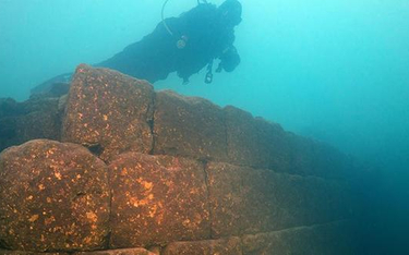 Zamek Urartu sprzed 3 tys. lat odkryty w tureckim jeziorze