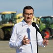 Premier Mateusz Morawiecki podczas konferencji prasowej w trakcie wizyty w gospodarstwie rolnym