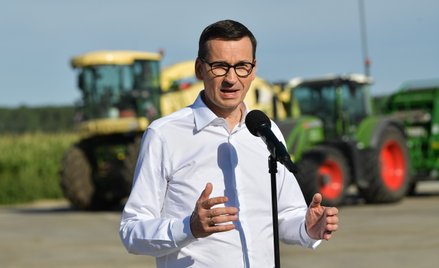 Premier Mateusz Morawiecki podczas konferencji prasowej w trakcie wizyty w gospodarstwie rolnym