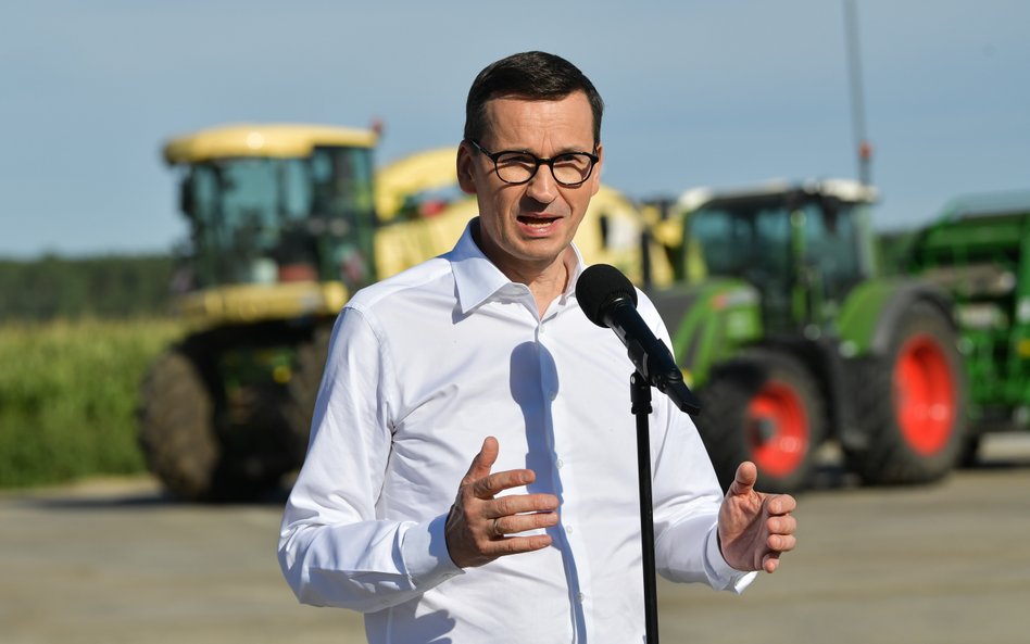 Premier Mateusz Morawiecki podczas konferencji prasowej w trakcie wizyty w gospodarstwie rolnym