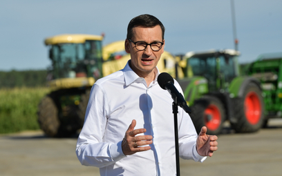 Premier Mateusz Morawiecki podczas konferencji prasowej w trakcie wizyty w gospodarstwie rolnym