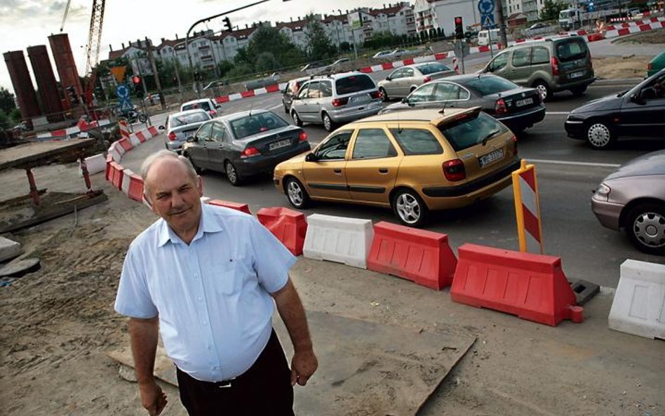 – Urzędnicy bawią się ze mną w kotka i myszkę – mówi Leszek Szeller. – Kiedy oddawałem posesję pod b