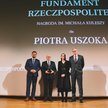 Od lewej: Marcin Krupa, Piotr Uszok – laureat Nagrody „Fundament Rzeczpospolitej” im. Michała Kulesz