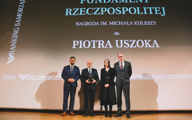 Od lewej: Marcin Krupa, Piotr Uszok – laureat Nagrody „Fundament Rzeczpospolitej” im. Michała Kulesz