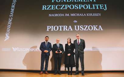 Od lewej: Marcin Krupa, Piotr Uszok – laureat Nagrody „Fundament Rzeczpospolitej” im. Michała Kulesz