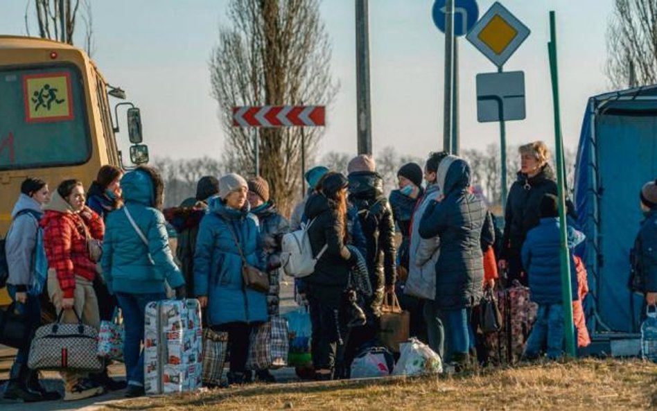 Ewakuowane z Doniecka kobiety i dzieci już po rosyjskiej stronie granicy