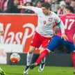 Robert Lewandowski (w środku) przeciwko Holandii zagra, ale występ Grzegorza Krychowiaka (tyłem) jes