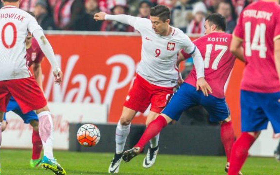 Robert Lewandowski (w środku) przeciwko Holandii zagra, ale występ Grzegorza Krychowiaka (tyłem) jes