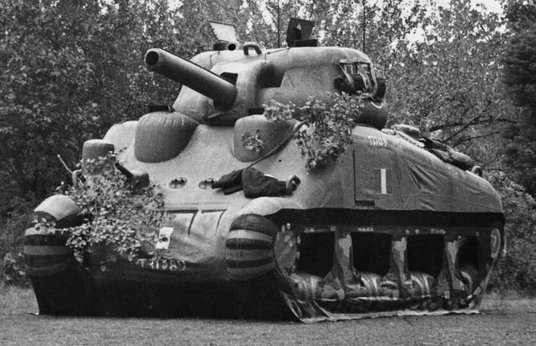 Gumowy czołg M4 Sherman, będący elementem dezinformacyjnej operacji „Fortitude”