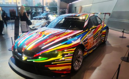 Projekt Jeffa Koonsa z 2010 roku o dynamicznych liniac kipi energią