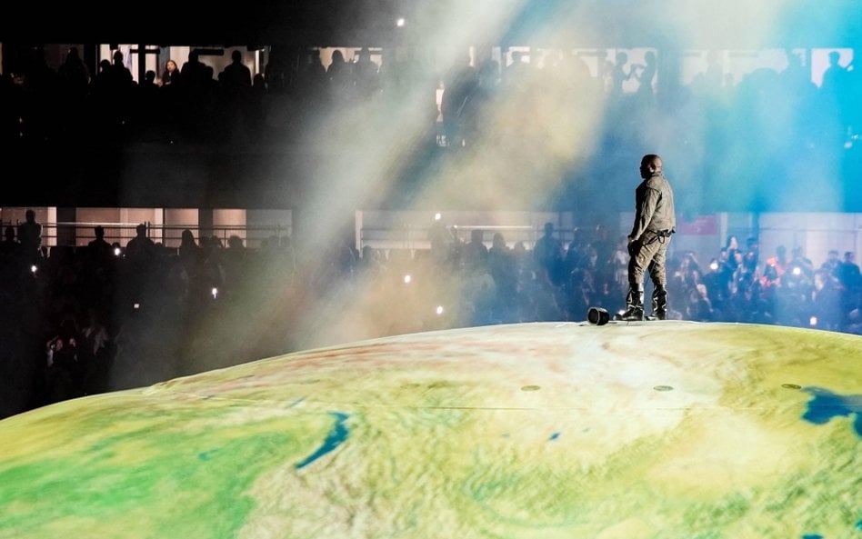W maju tego roku Kanye West po raz pierwszy wystąpił na żywo na scenie w Stambule w Turcji