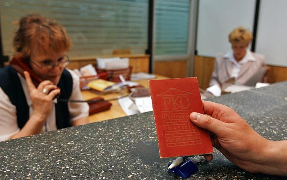 Spadkobiercy muszą przedstawić w banku nie tylko książeczkę, ale też prawomocne postanowienie sądu o