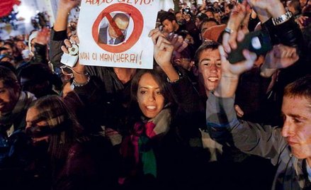 Przed Kwirynałem, gdzie Berlusconi przyjechał złożyć urząd, wiwatowało kilka tysięcy osób (fot. Andr