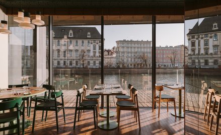 Restauracja Martim oferuje gościom imponujący widok na Odrę.