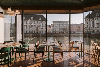 Restauracja Martim oferuje gościom imponujący widok na Odrę.