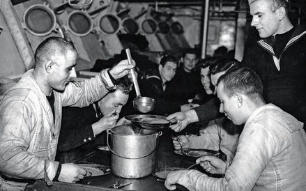 Marynarze jednego z polskich niszczycieli przy posiłku, Wielka Brytania, 1939 r.