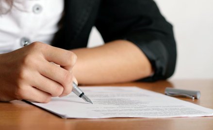 Postępowanie administracyjne: do wniosku o ponowne rozpatrzenie sprawy stosuje się odpowiednio przep