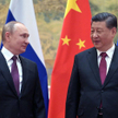 Xi Jinping (z prawej), przewodniczący Chińskiej Republiki Ludowej, podtrzymuje deklaracje o strategi
