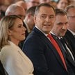 Prezydent  Karol Nawrocki (3L), jego żona Marta Nawrocka (2L) i prezes PiS Jarosław Kaczyński (P)