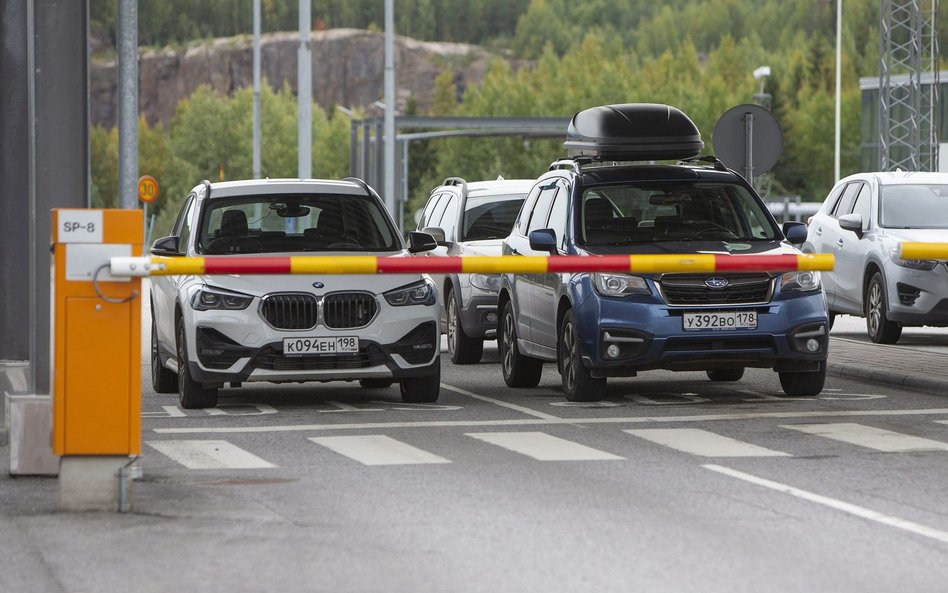 Kolejka przed przejściem granicznym Rosji z Finlandią