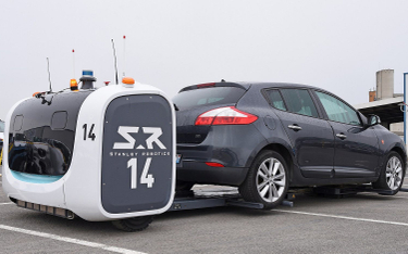 Autonomiczny robot parkuje samochody