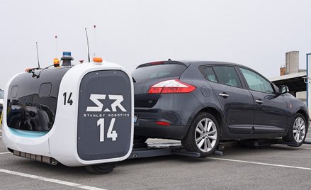Autonomiczny robot parkuje samochody