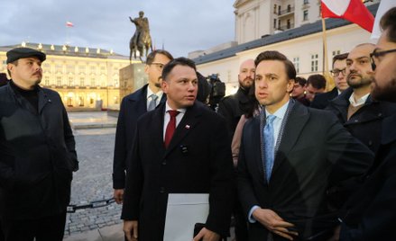 Liderzy Konfederacji Krzysztof Bosak  i Sławomir Mentzen  przed Pałacem Prezydenckim w Warszawie