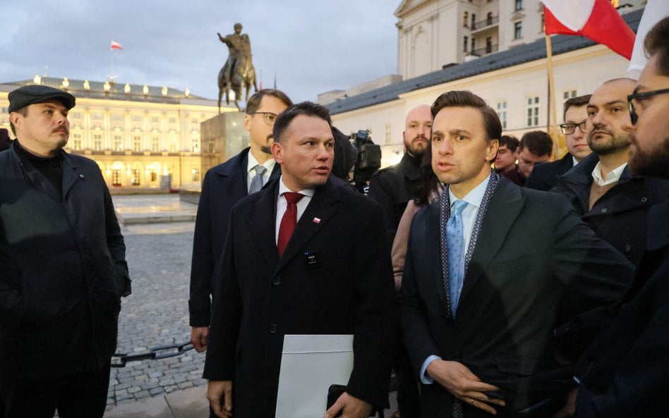 Liderzy Konfederacji Krzysztof Bosak  i Sławomir Mentzen  przed Pałacem Prezydenckim w Warszawie