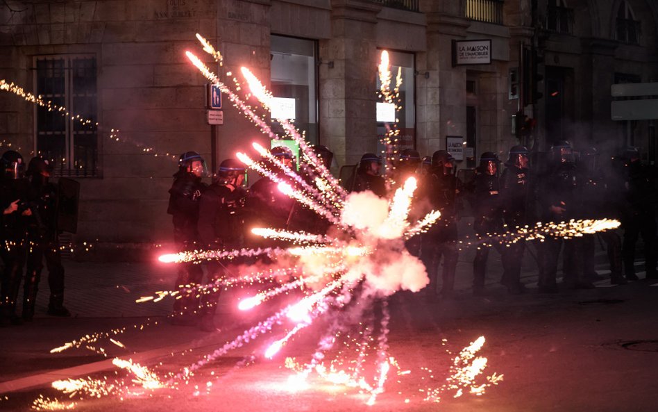 Od ubiegłego czwartku we francuskich miastach trwają gwałtowne protesty