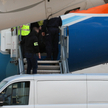 Funkcjonariusze policji opuszczają samolot linii lotniczej Flydubai po wylądowaniu na lotnisku Okęci