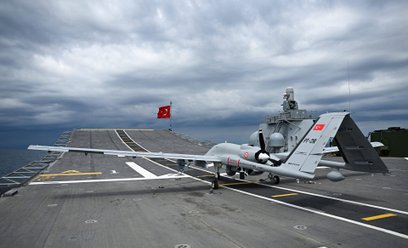 Bayraktar TB3 na pokładzie okrętu TCG Anadolu