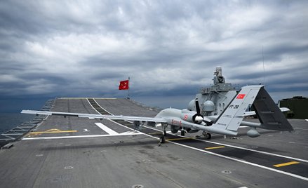 Bayraktar TB3 na pokładzie okrętu TCG Anadolu