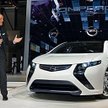 Wiceprezes Opla Alain Visser przedstawia w Genewie najnowszy produkt z Rüsselsheim, auto o napędzie 
